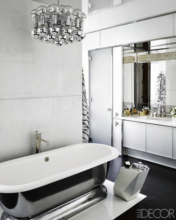 baño con lámpara sarfati plateada