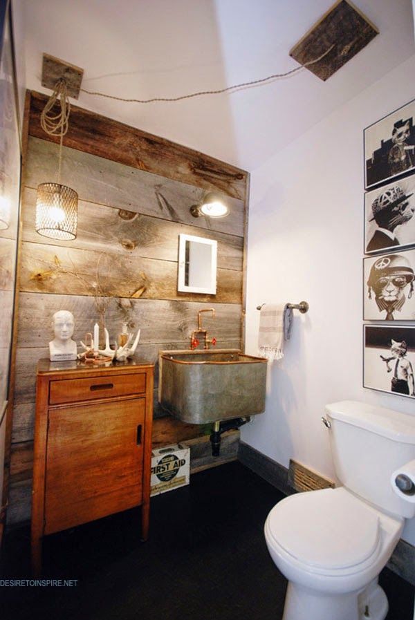 baño aseo con pared forrada listones de mader