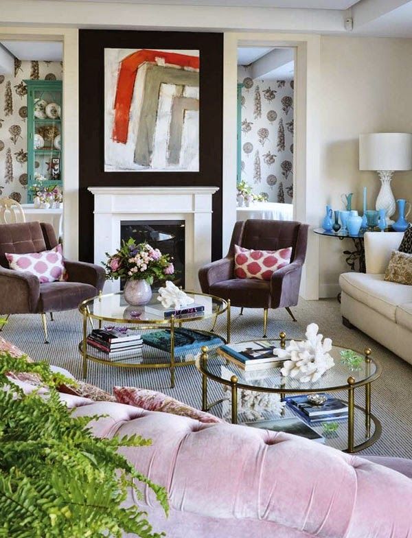 salón decorado con sofá rosa capitone terciopelo