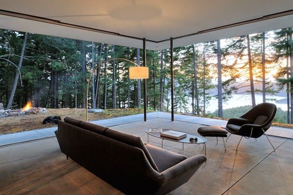 salón con paredes de cristal mirando a un bosque