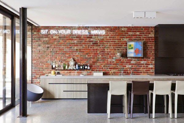 cocina con pared de ladrillo visto y palabra de neón