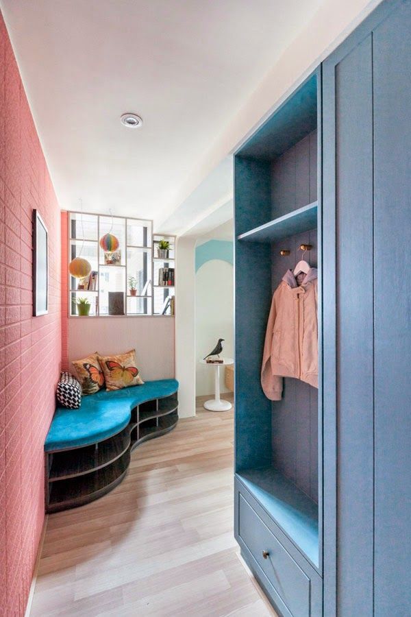 mueble entrada de color azul pared rosa