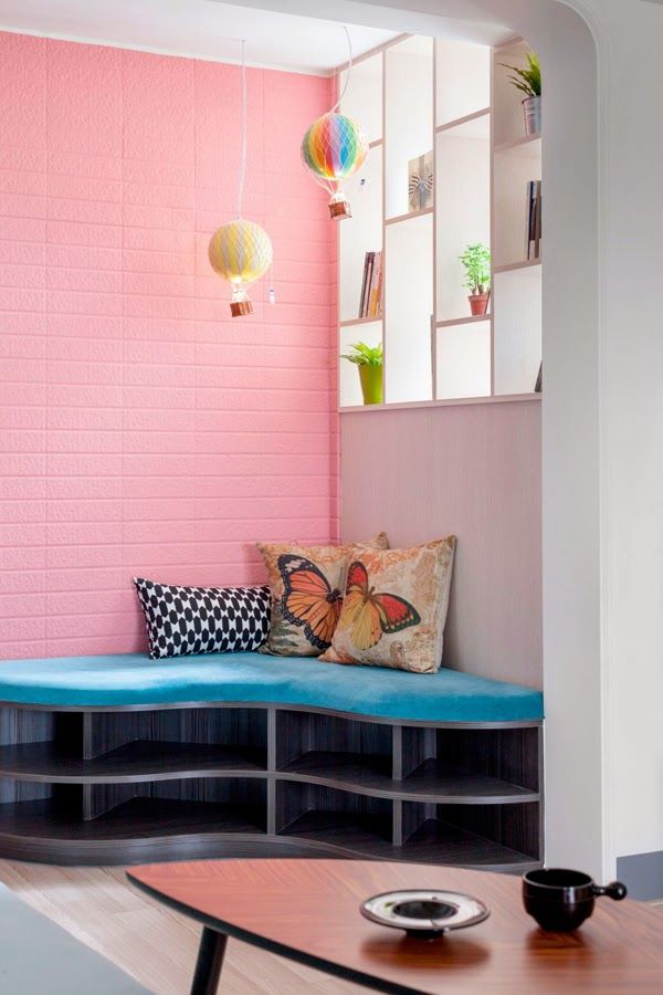 decoración moderna femenina piso lleno de color banco rinconero azul