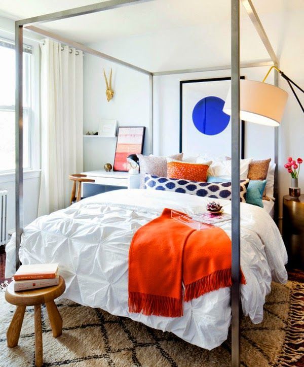 cama con estructura cuadrada de metal alfombra ben ourani cojines colores dormitorio femenino