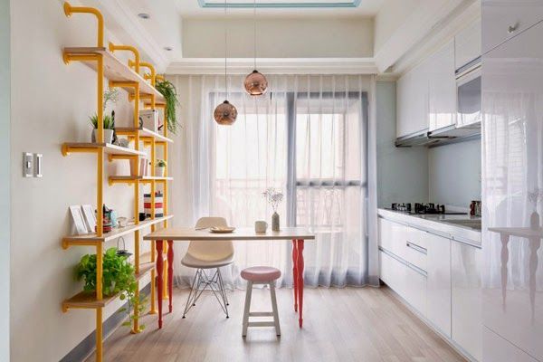 decoración moderna femenina piso lleno de color estantería tubos amarillos