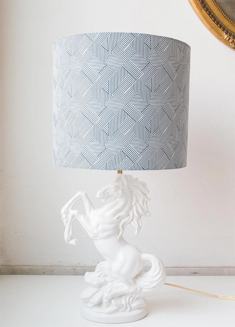 Lámpara de mesa de caballo blanco
