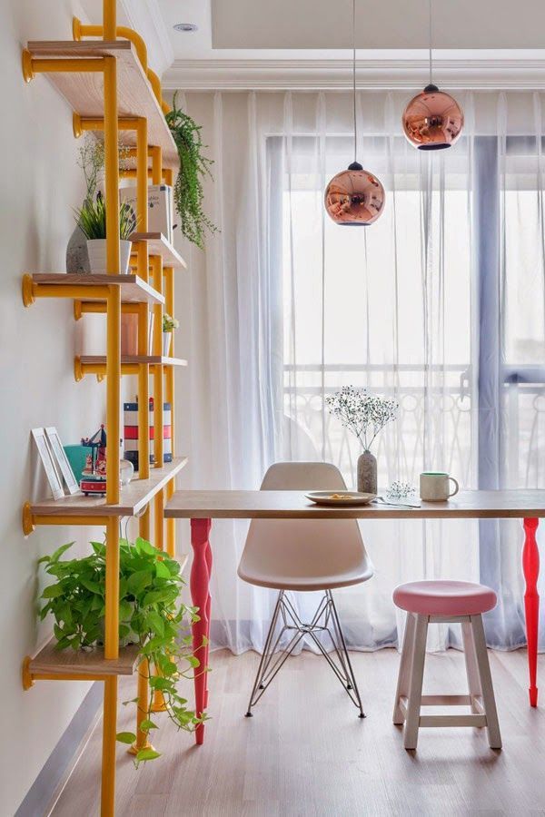 decoración moderna femenina piso lleno de color estantería tubos amarillos
