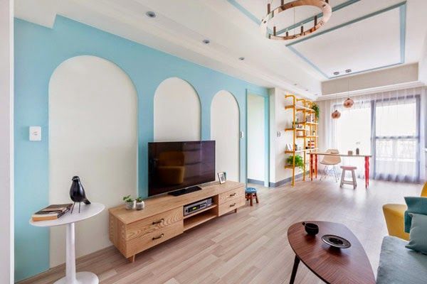 decoración moderna femenina piso lleno de color sofá azul