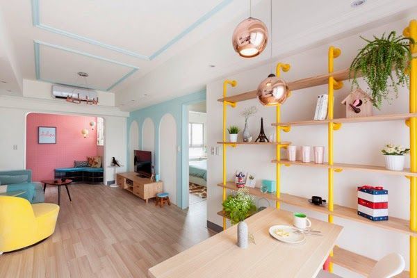 decoración moderna femenina piso lleno de color estantería tubos amarillos