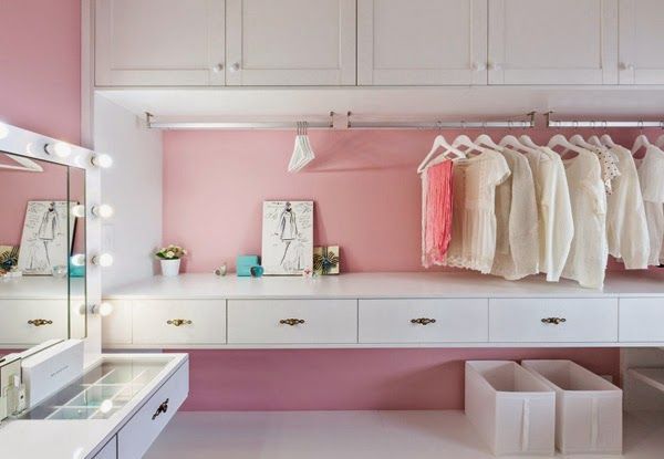 vestidor en rosa y blanco con luces tipo camerino