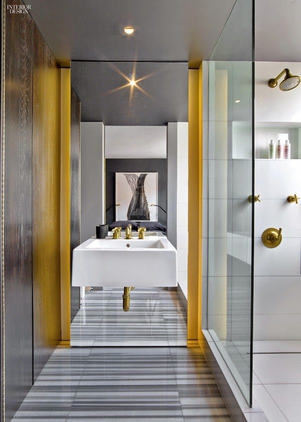 baño con pared de espejo lavabo encastrado