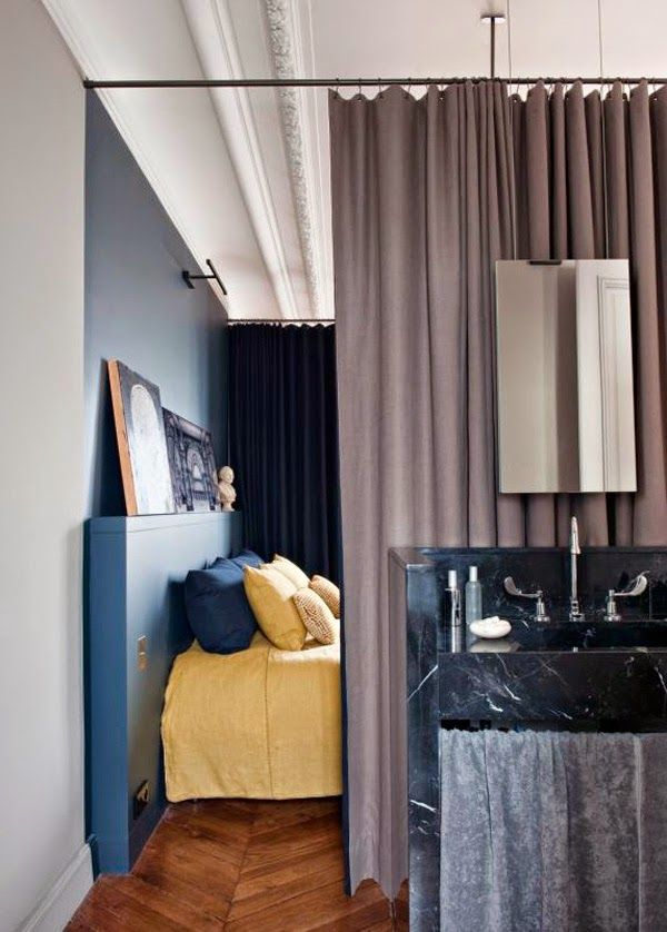 dormitorio-separado-del-baño-con-una-cortina-decoración-elegante