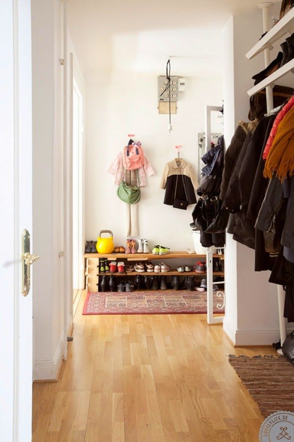 casa de estilo nordico decoracion gran entrada con banco zapatero