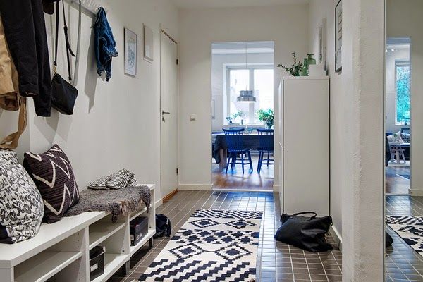 2-entrada-estilo-escandinavo-decoracion-puerta-azul