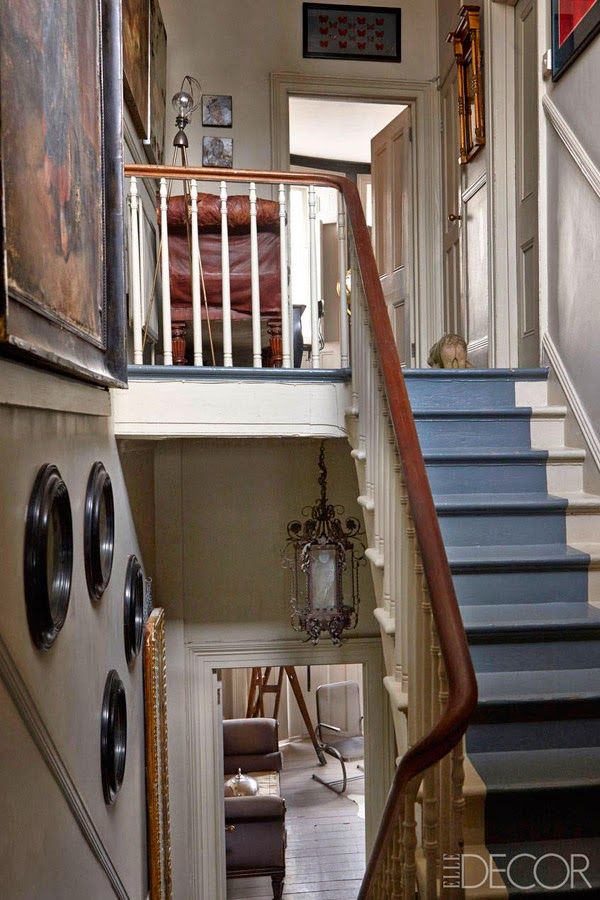 3 escalera-de-madera-pintada-de-azul-y-blanco-inglaterra