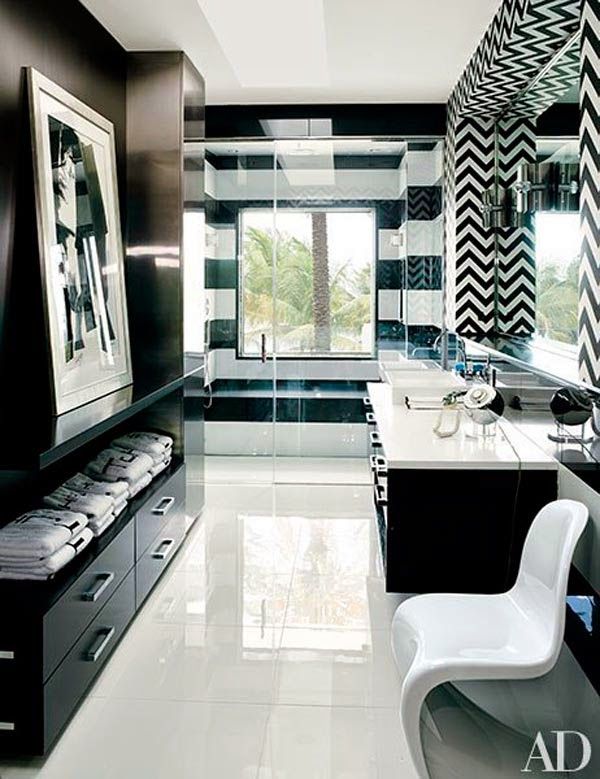 baño-blanco-y-negro-casa-de-tommy-hilfiger-en-florida