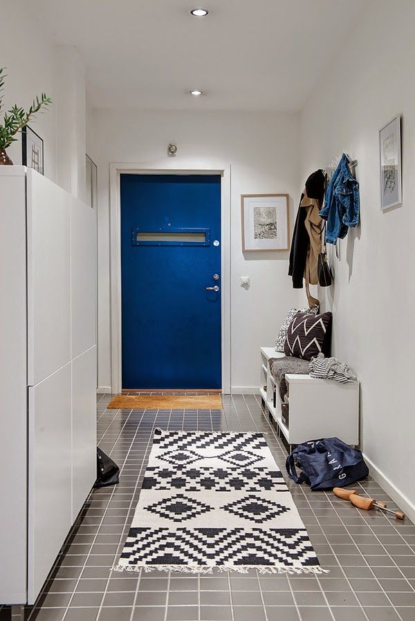 entrada-estilo-escandinavo-decoracion-puerta-azul