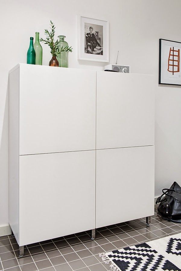 mueble-entrada-ikea-con-botellas-cristal-colores