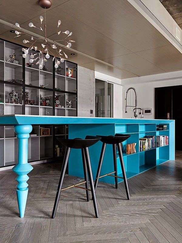 2-salón-moderno-decorado-en-azul-sofá-cojines-roche-bobois