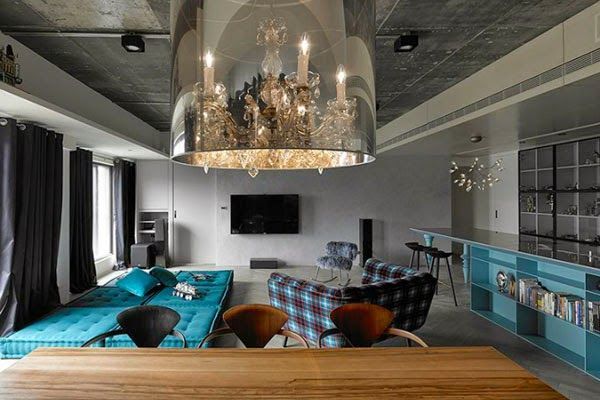 3-salón-moderno-decorado-en-azul-sofá-cojines-roche-bobois-sofá-cuadros