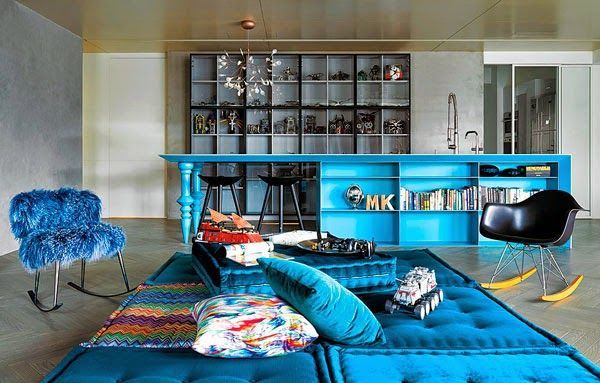 salón-moderno-decorado-en-azul-sofá-cojines-roche-bobois