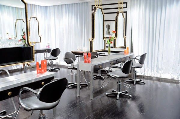 2-peluquería-decorada-en-blanco-y-negro-espejos-colgantes-con-cadenas