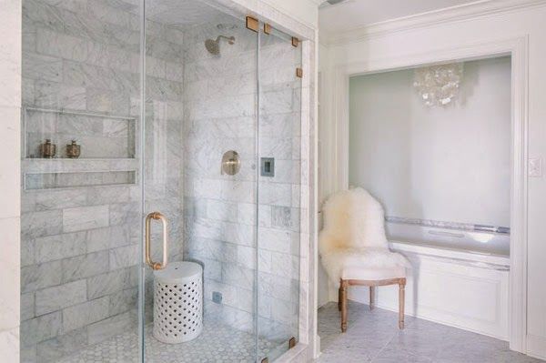 baño-con-ducha-y-bañera-forrado-de-mármol-gris