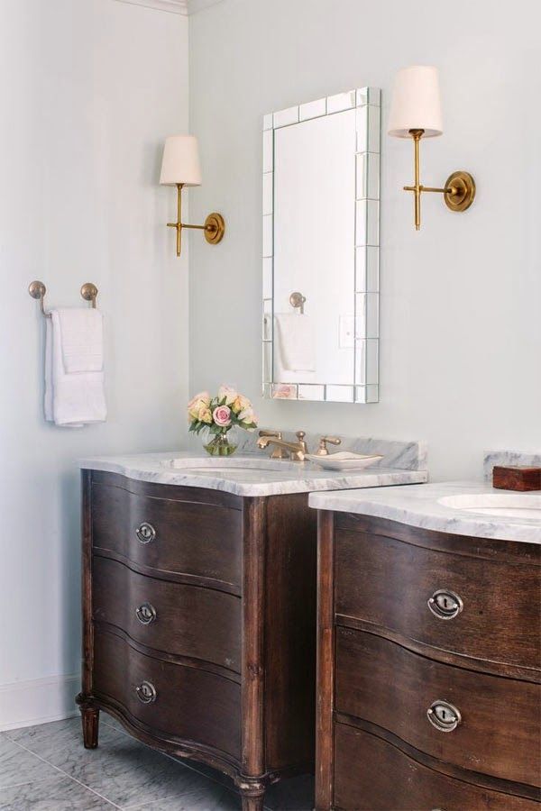 baño-doble-muebles-bajo-lavabo-madera-natural