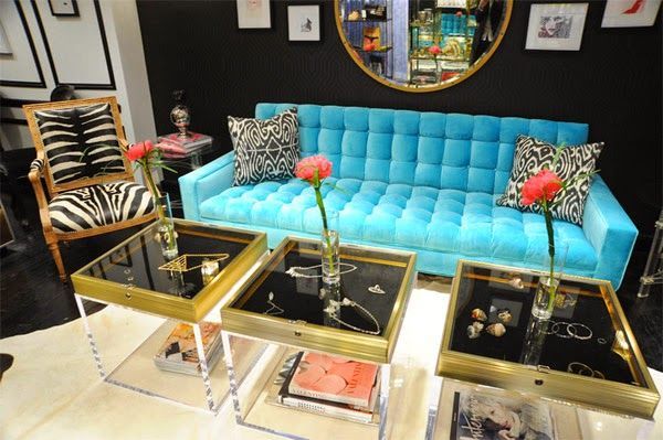 decoración-peluquería-sofá-terciopelo-azul-turquesa-y-butacones-cebra