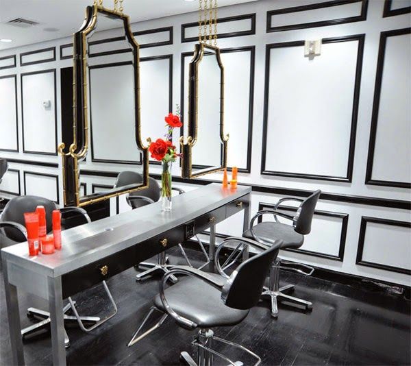 peluquería-decorada-en-blanco-y-negro-espejos-colgantes-con-cadenas