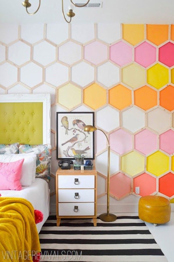 pared decorada con hexágonos de colores
