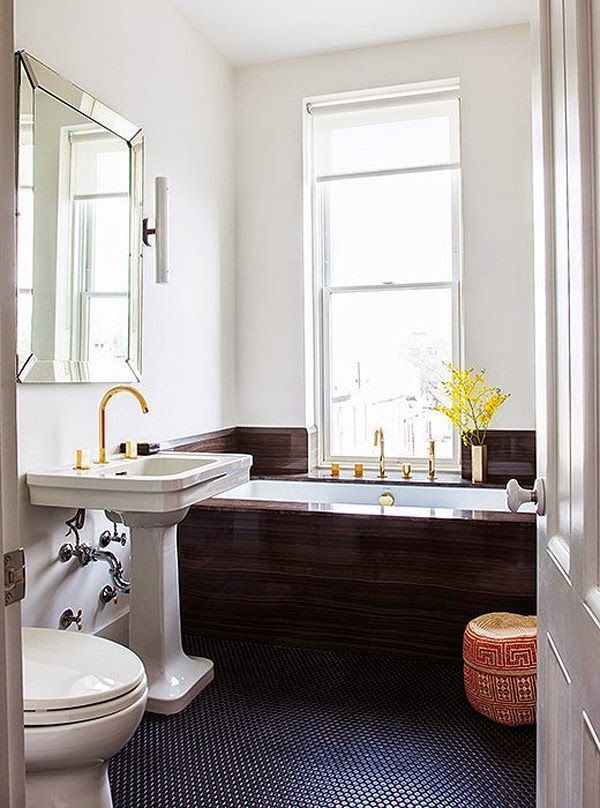 baño-blanco-y-negro-con-grifería-dorada