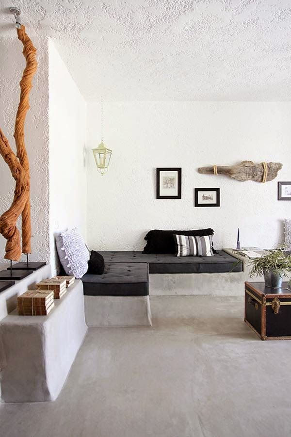 salón-con-sofa-de-obra-con-cojines-casa-vacaciones