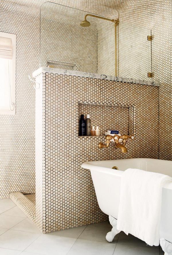 2-baño-azulejado-de-suelo-a-techo-tostado-y-madera-natural