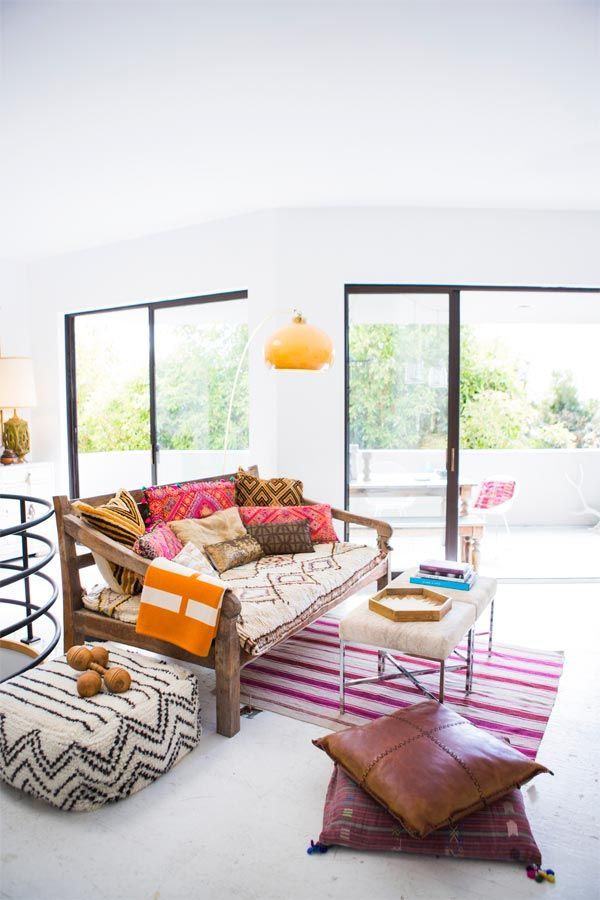 banco-de-madera-rústica-en-salón-decoración-etnica-bohemia-boho