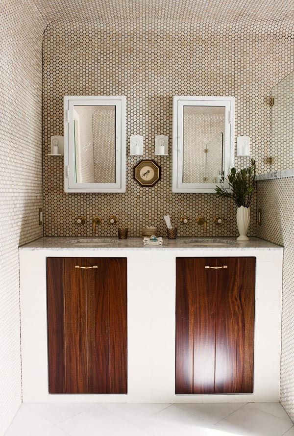 baño-azulejado-de-suelo-a-techo-tostado-y-madera-natural