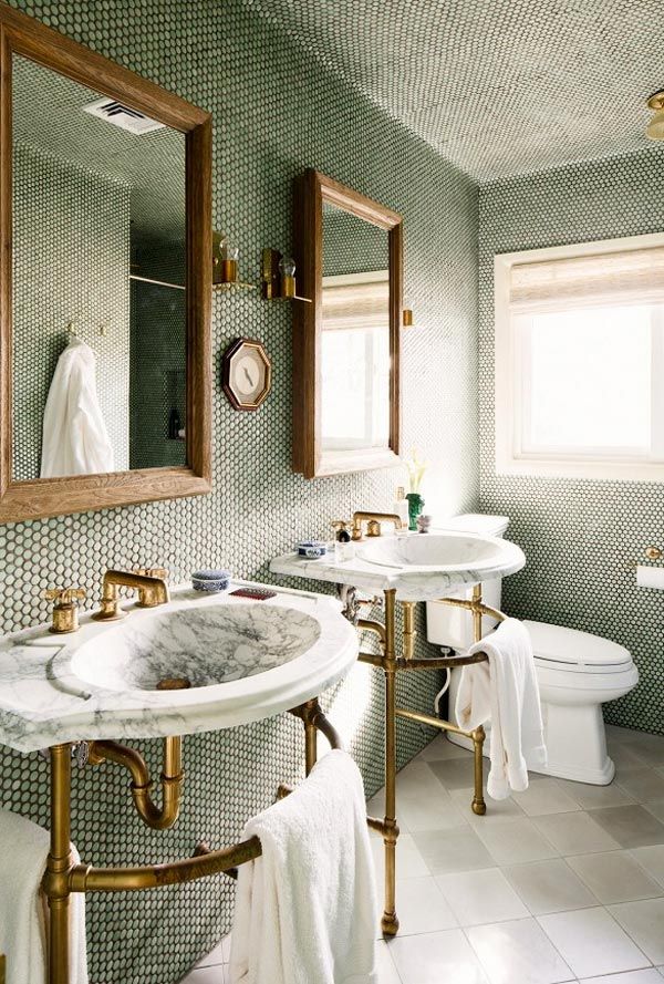 baño-azulejado-de-suelo-a-techo-verde-y-madera-natural