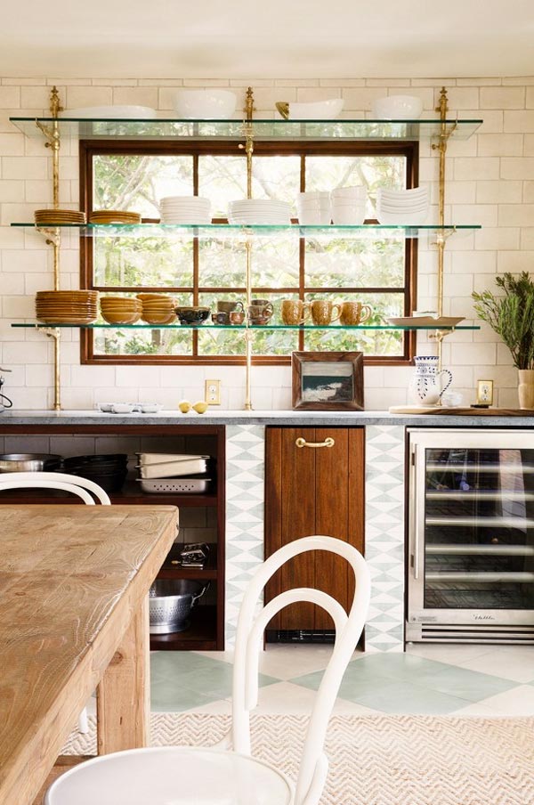 cocina-con-estantería-de-cristal-delante-de-ventanal