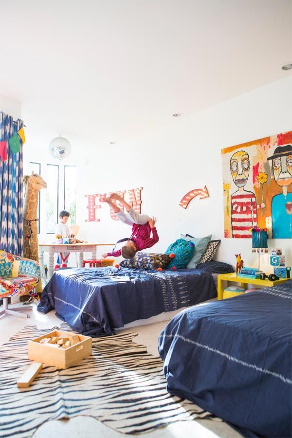 decoracio_n_de_dormitorio_infantil_para_dos_nin_os_letras_fun
