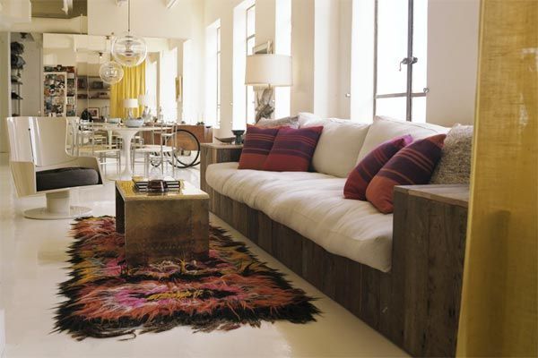 salón-decorado-en-blanco-y-mostaza