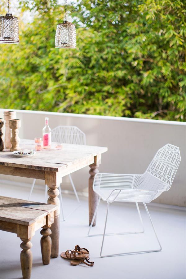 terraza-de-verano-con-sillas-blancas-y-muebles-madera-rústica
