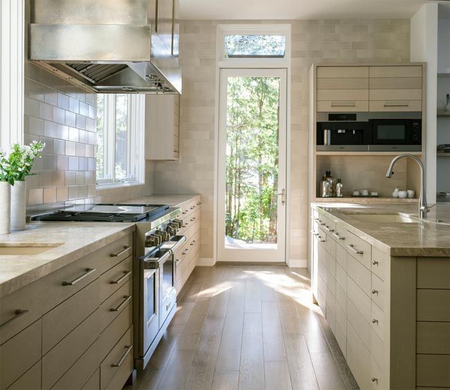 2-cocina-blanca-con-isla-central-campaña-metal