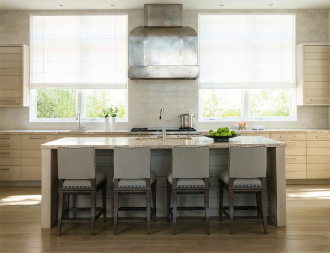 3-cocina-blanca-con-isla-central-campaña-metal