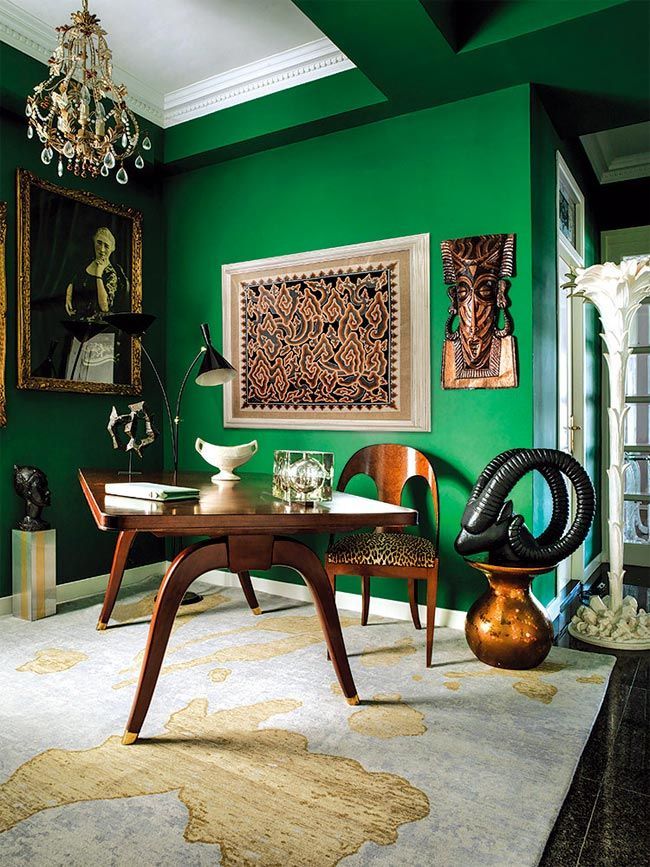 estudio-despacho-pintado-verde-con-mesa-antigua
