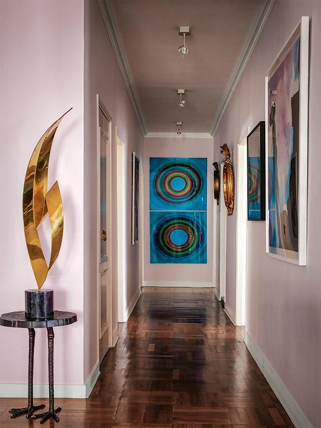 pasillo-con-obras-de-arte