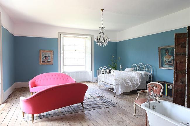 2-dormitorio-azul-casa-antigua-con-muebles-de-diseño-somerset-lightlocations