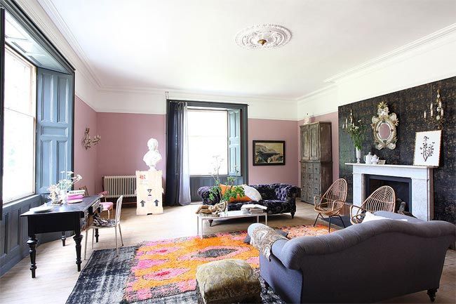 3-salón-rosa-casa-antigua-con-muebles-de-diseño-somerset-lightlocations