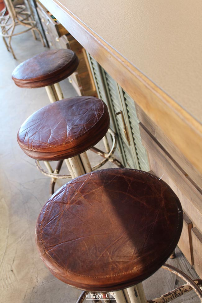 7-taburetes-cuero-decoracion-estilo-industrial-bar-cafe-con-encanto-raw-coco-gijon-asturias