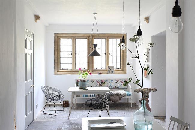 banco-blanco-casa-antigua-con-muebles-de-diseño-somerset-lightlocations