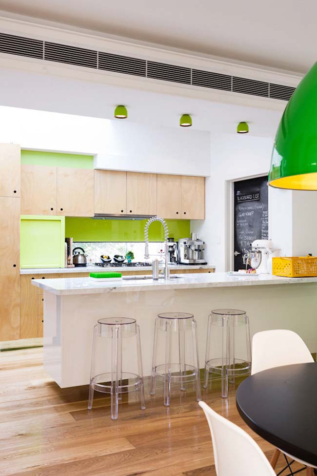 cocina-blanca-madera-clara-y-verde